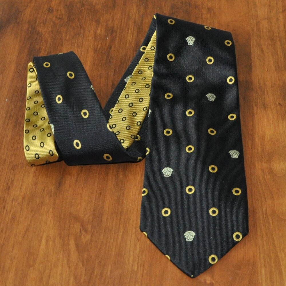 Rare Gianni Versace Black & Gold Ring Medusa 100% Silk Neck Tie Made In Italy.
